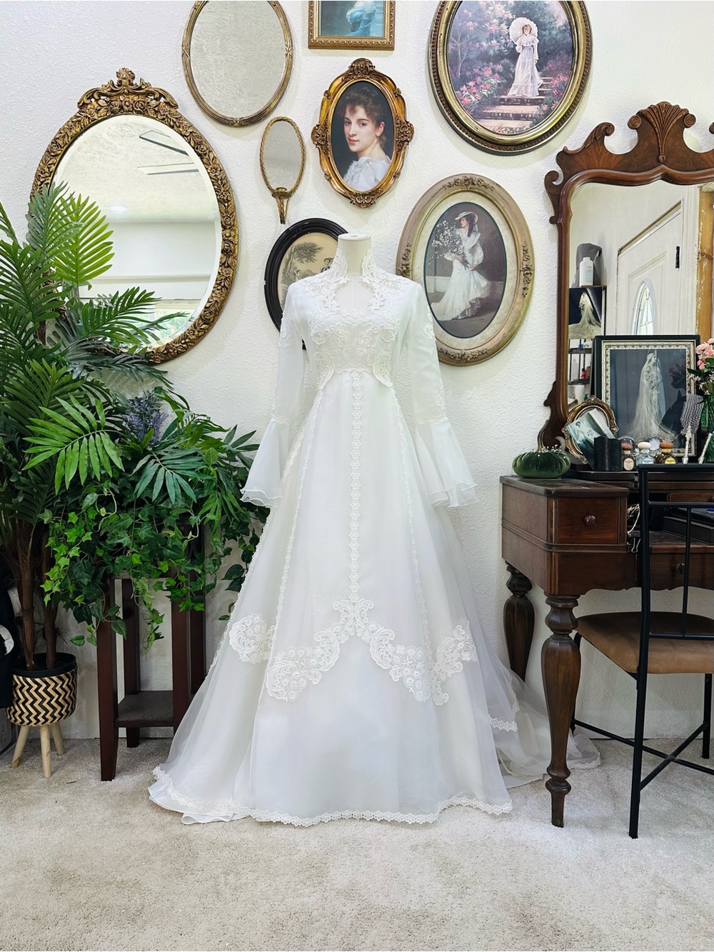 Vintage White Lace Long Sleeve Wedding Dress